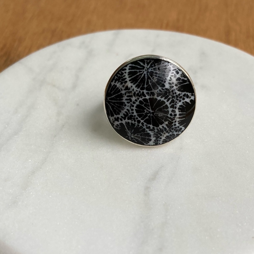 Sterling Silver Black and White Shell Ring Size 5.5
